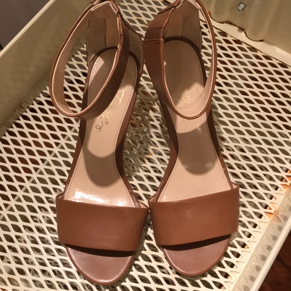 Fergie Brown/gold sandals